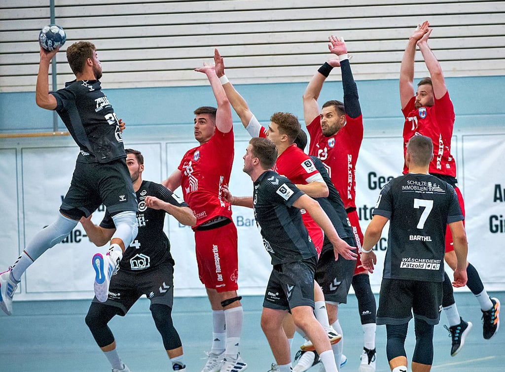 Die HCB-Abwehr mit dem Innenblock Leon Wellner (hinten, v.r.) und Tim Bielzer sowie Mirco Fritzsche steht super gegen die Gäste von der Ostsee.