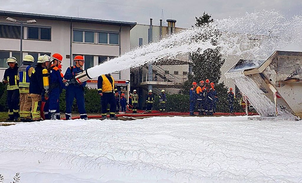 Kein Schnee sondern Löschschaum diente den Jungen und Mädchen zum Löschen eines brennenden Containers.