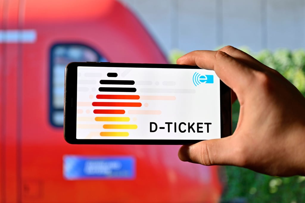 Bundesweit mobil im Nahverkehr - das Jobticket wird immer häufiger zum Deutschlandticket.