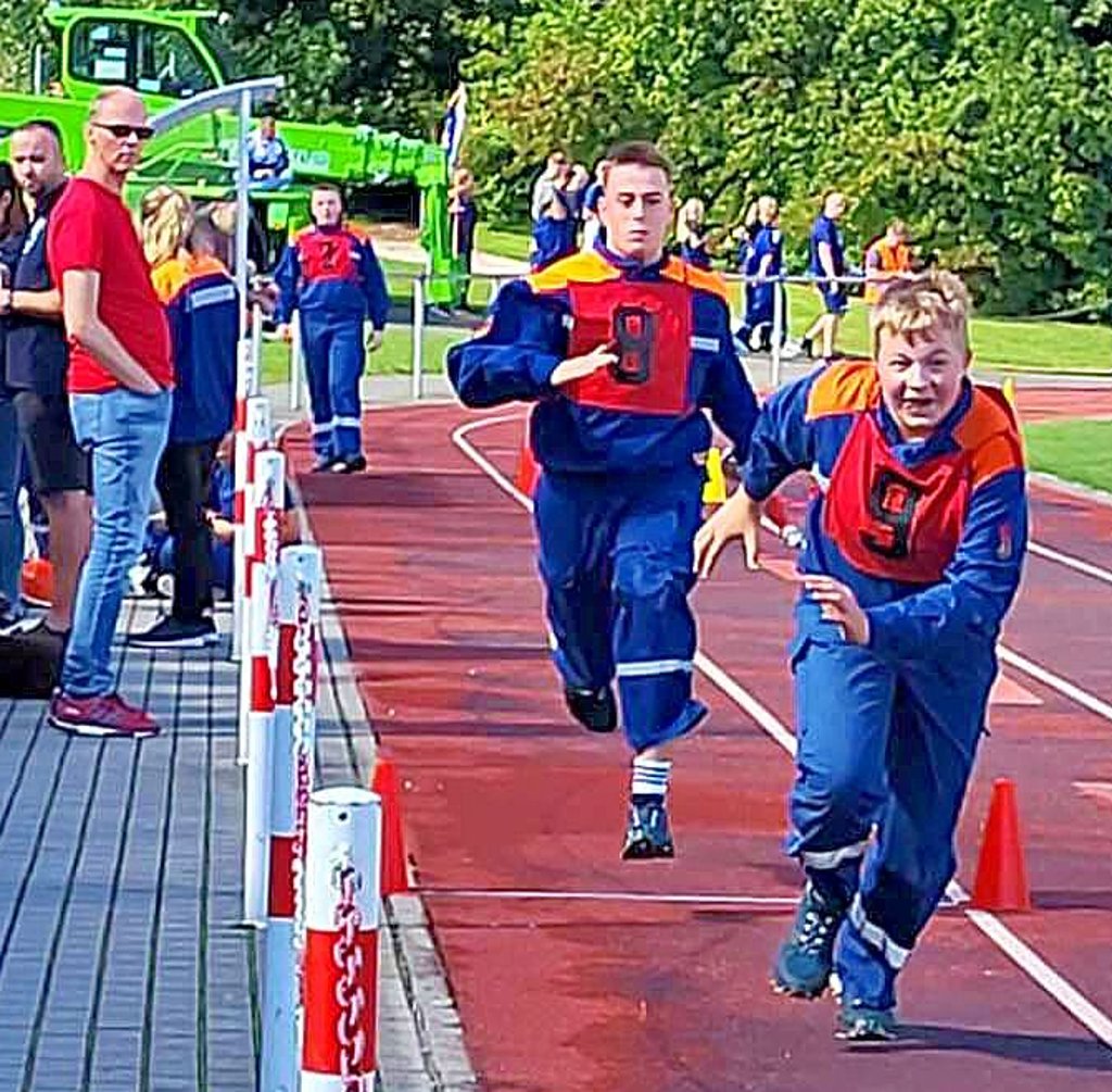 La staffetta dei 400 metri è uno dei due eventi.  Ben Brandes (davanti) e Taylor Fink sono davanti agli altri.