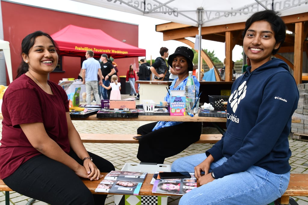 Richu (von links), Dona und Aleena vom DRK-Kreisverband waren beim Wedringer Dorffest für das Kinderschminken zuständig.