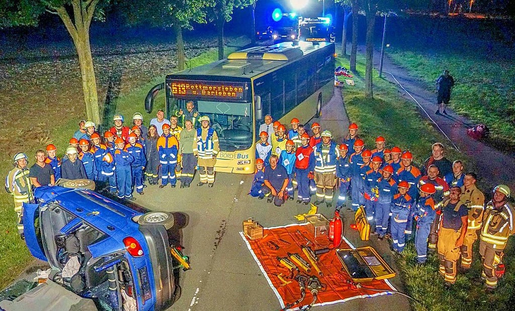 Zum Abschluss des großen Einsatzes durfte ein Gruppenfoto mit Einsatzkräften und Statisten nicht fehlen.