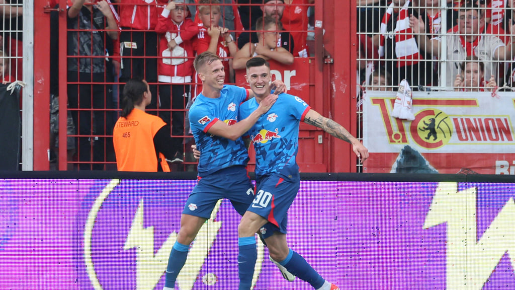 Benjamin Sesko (r.) freut sich nach seinem zweiten Tor mit Vorbereiter Dani Olmo.