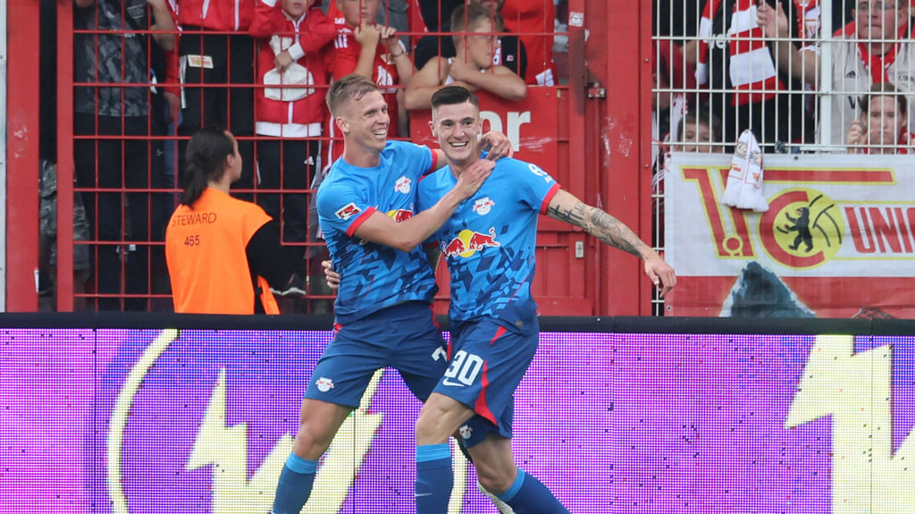 Benjamin Sesko (r.) freut sich nach seinem zweiten Tor mit Vorbereiter Dani Olmo.