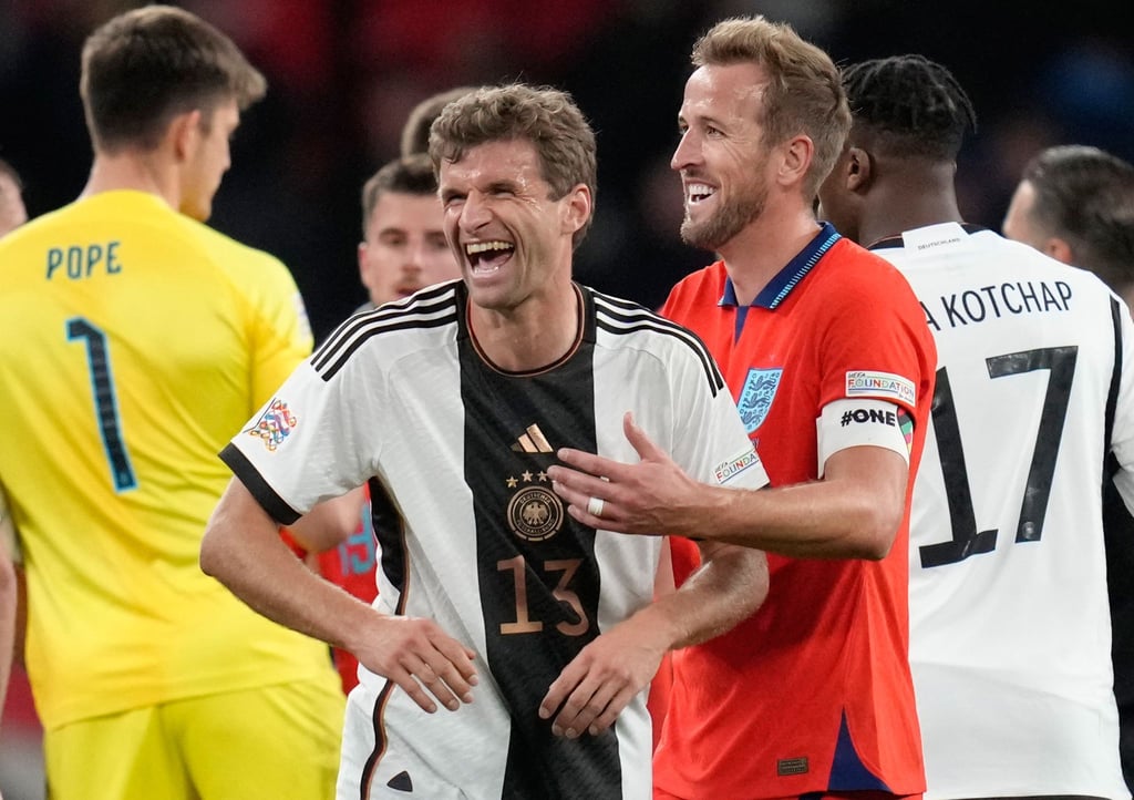 In den Nationalteams Gegner, beim FC Bayern Teamkollegen: Thomas Müller (l) und Harry Kane.