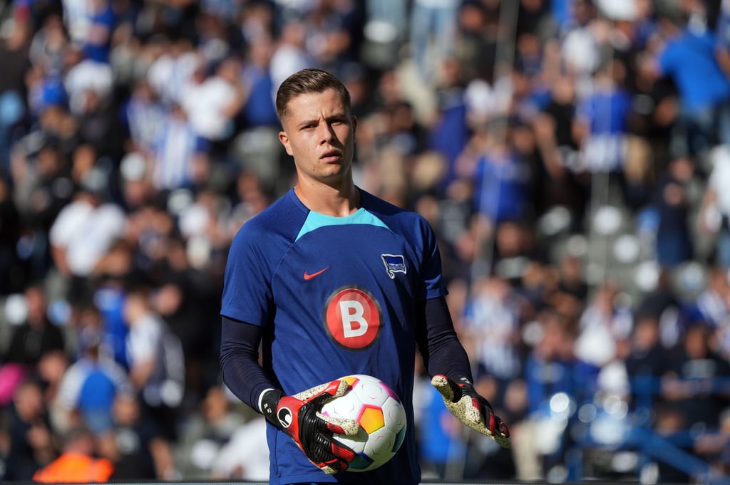 Herthas Torhüter Tjark Ernst vor dem Spiel. Ernst wurde für die U21 nominiert.
