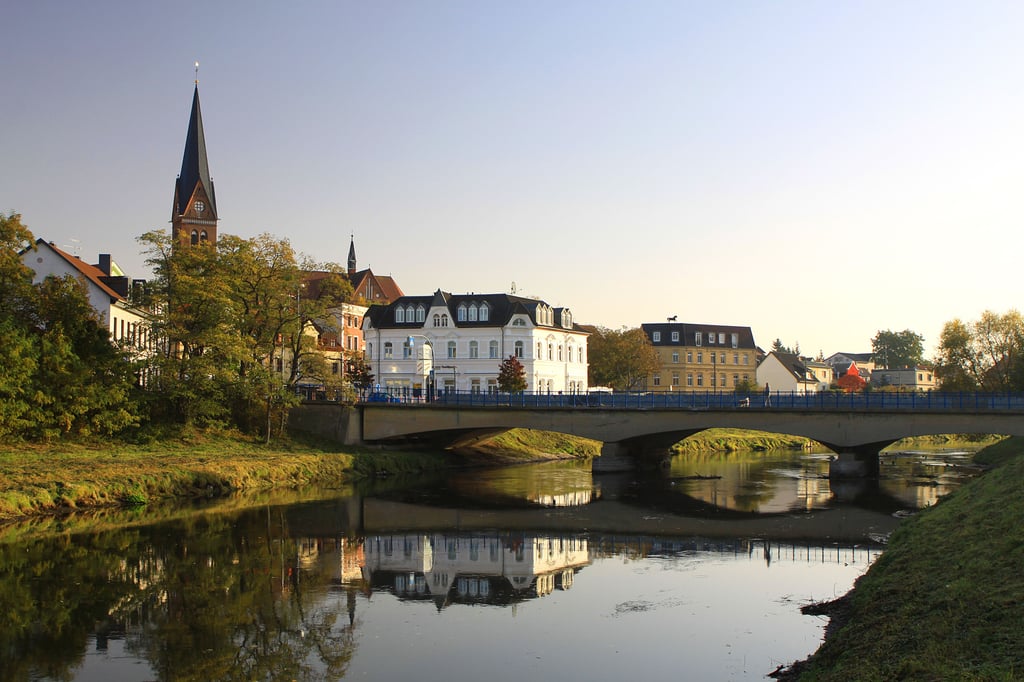 Die Bodebrücke in Staßfurt und Marienkirche.