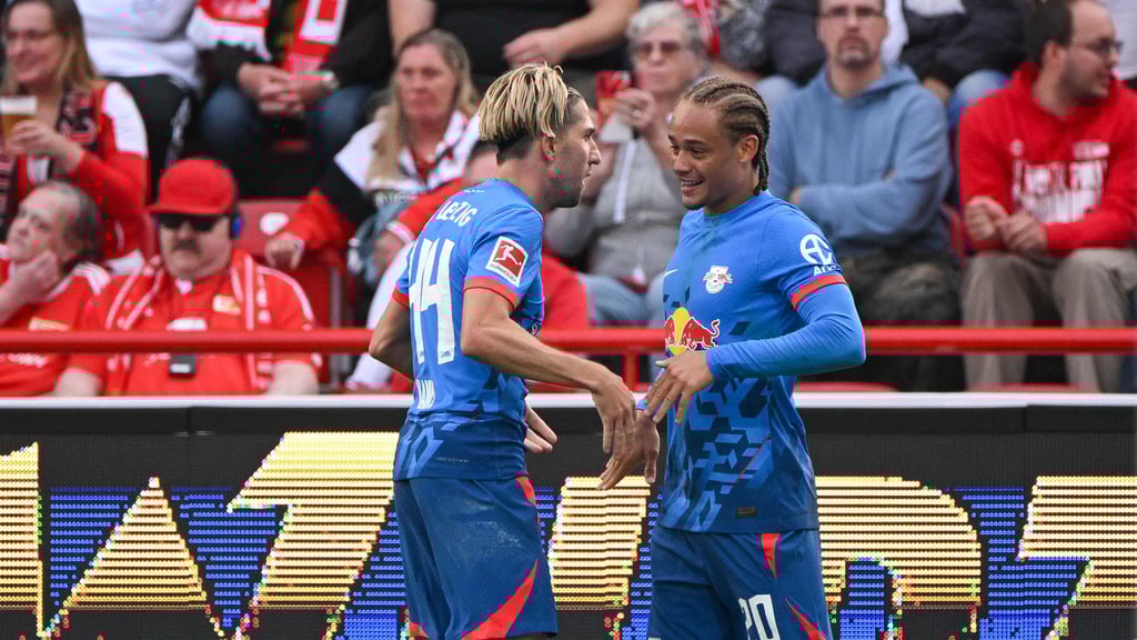 Kevin Kampl und Xavi Simons (r.) jubeln nach Xavis Tor zum 1:0.