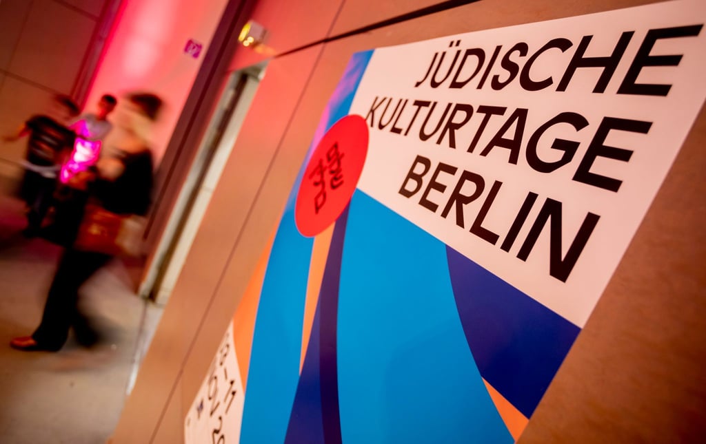 Das Plakat der Jüdischen Kulturtage Berlin hängt beim Balagan Day im Jüdischen Gemeindehaus.