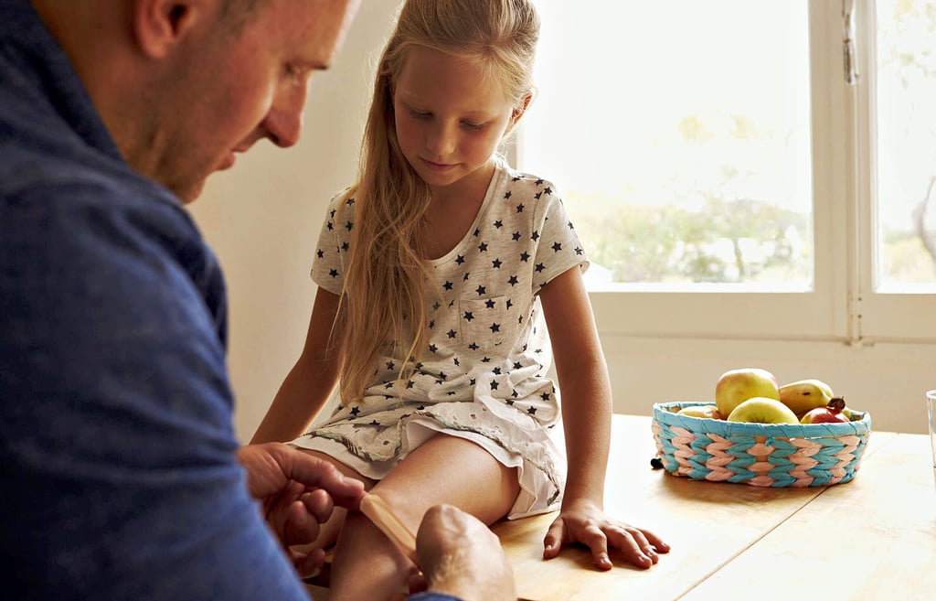 Kinder verletzen sich schnell beim Spielen. Nicht immer reicht ein Pflaster. Umso wichtiger ist es, dass Eltern wissen, wie sie reagieren sollten.