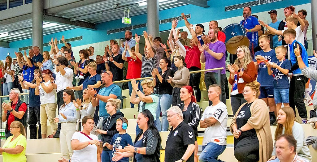 Die Fans der Burgenländer feiern in der Glückauf-Sporthalle den 24:20-Sieg ihrer Mannschaft. Am 16. September wird in der Weißenfelser Stadthalle gespielt.