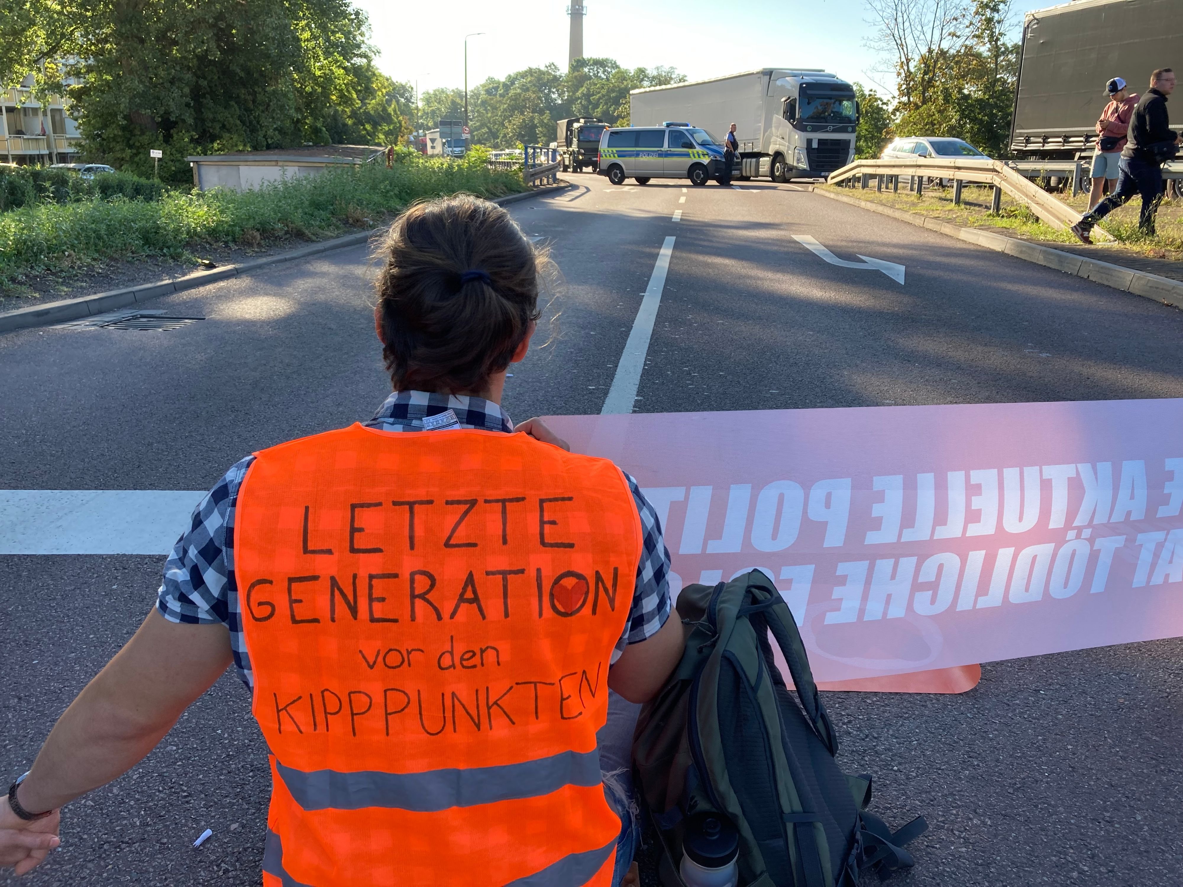 Letzte Generation: Klima-Aktivisten Blockieren Verkehr In Halle Im Video