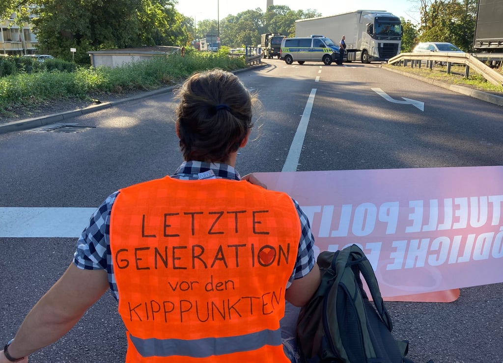 Ungewohnter Anblick: Auf der Straße vor der Blockade der „Letzten Generation“ stauen sich keine Autos.