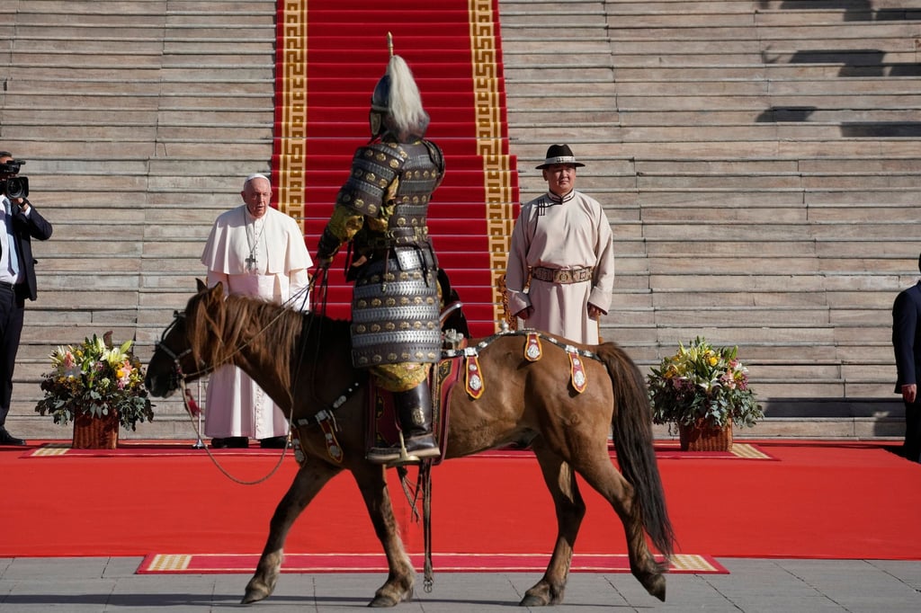 Der mongolische Präsident Ukhnaagiin Khurelsukh (r) empfängt Papst Franziskus vor dem Regierungsgebäude in Ulan Bator.