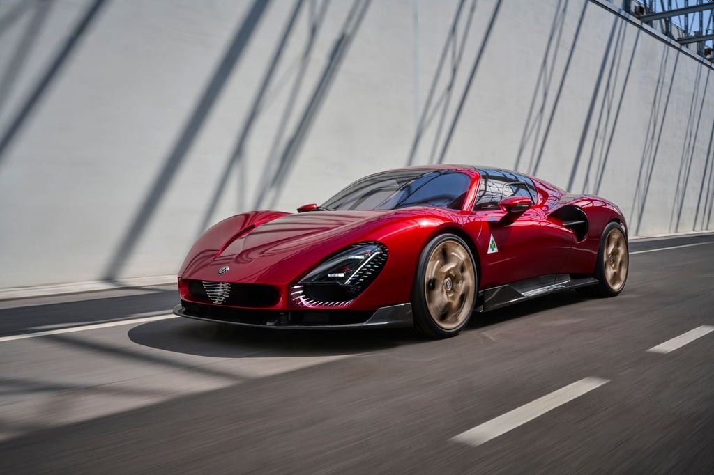 Sportliche Flunder: Der Alfa Romeo Tipo 33 Stradale weckt Erinnerungen an seinen legendären Urahn aus den 1960er Jahren.