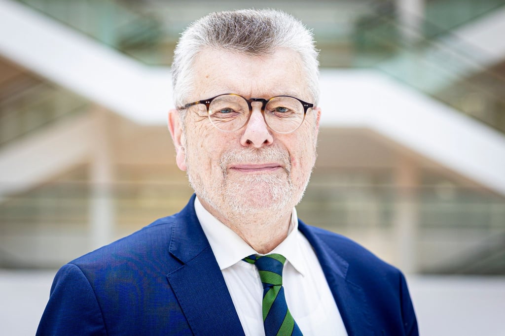 Gerhard Wegner, neuer niedersächsischer Antisemitismusbeauftragter, steht im Landtag.