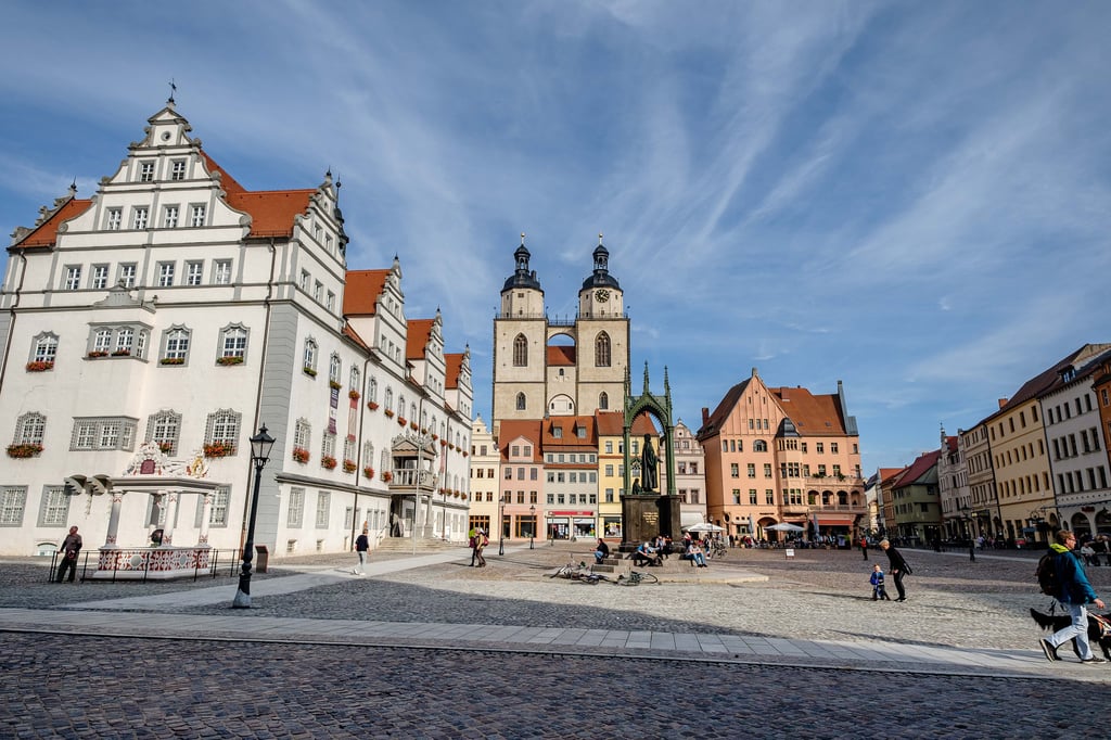 Marktplatz Wittenberg: Im Alten Rathaus (l.) hat auch das Koordinierungszentrum für Deutsch-Israelischen Jugendaustausch ConAct sein Büro.