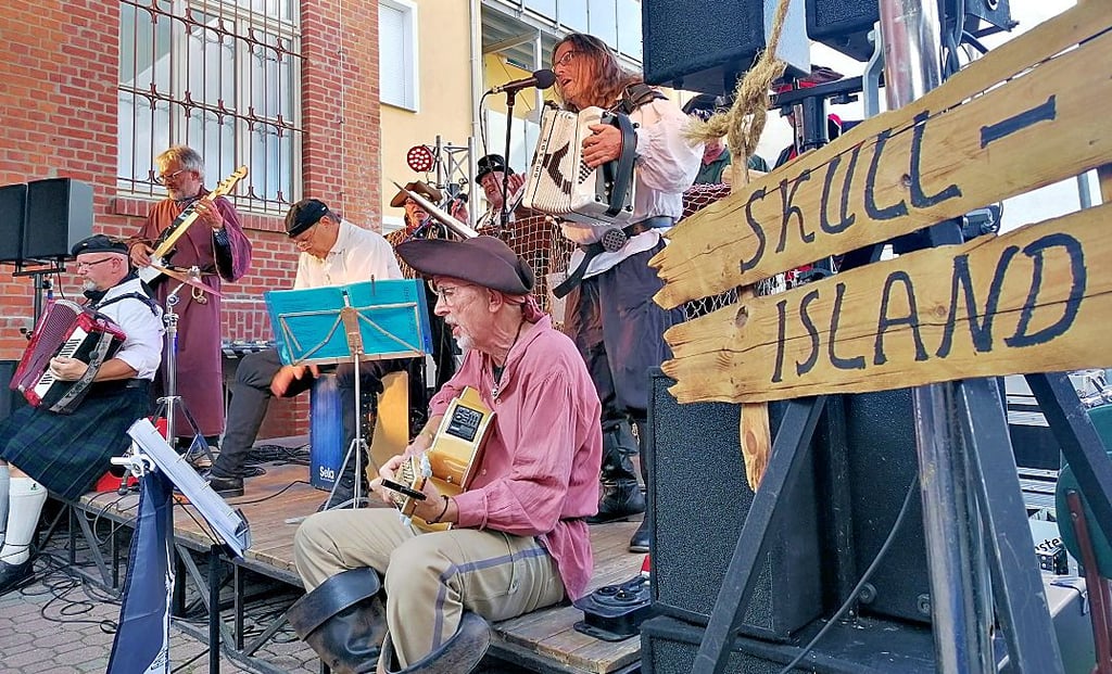 Die Pool-Piraten waren nur eine von vielen Bands, die auf der Kleinkunstbühne in Stendal Live-Musik gespielt haben.