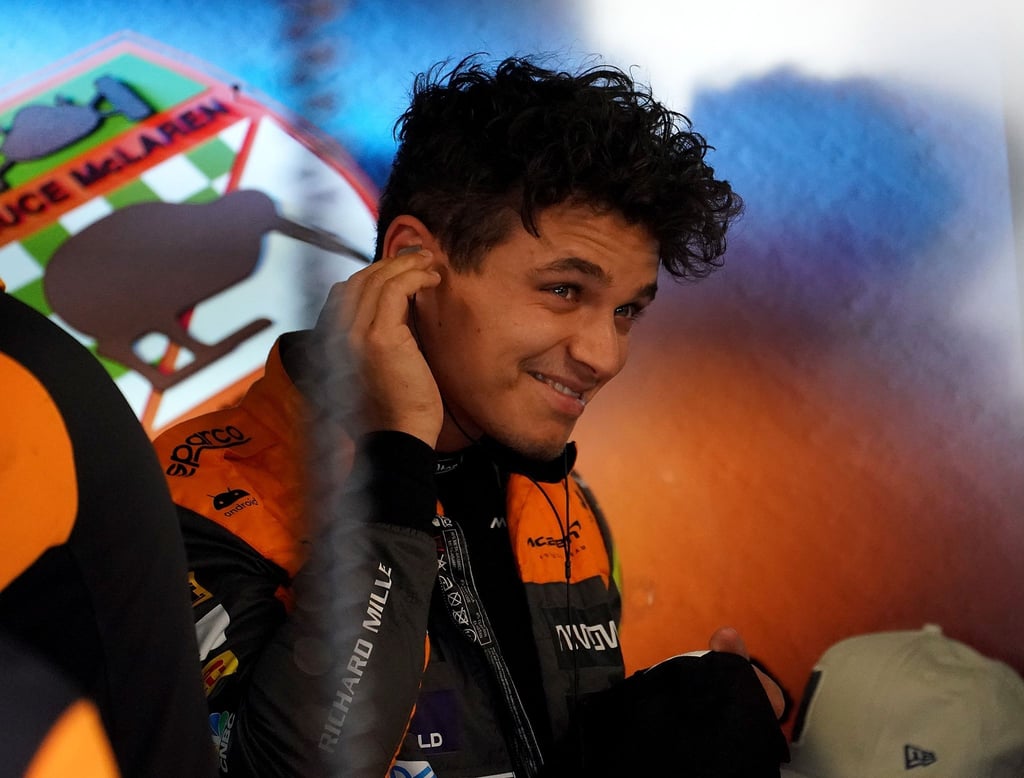 Lando Norris aus Großbritannien bereitet sich auf eine Trainingseinheit vor.