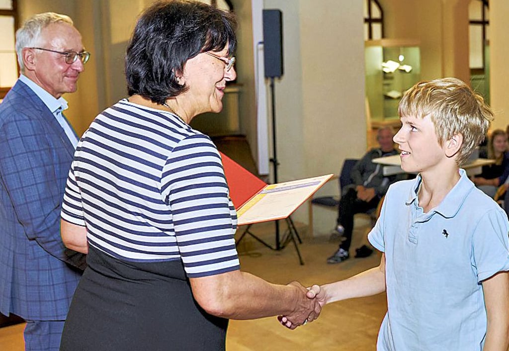 Bildungsministerin Eva Feußner (CDU) und Dr. Lothar Dittmer, Vorstandsvorsitzender der Körber-Stiftung, gratulieren den Siegern.