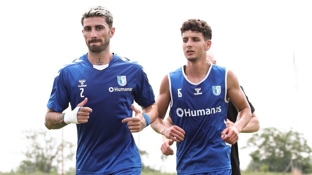 Cristiano Piccini (l.) und Daniel Elfadli vom 1. FC Magdeburg: Beide starteten gut in die Saison, beide fielen vor oder während des Spiels gegen Hertha BSC Berlin aus. Der Verein gab nun die Diagnose bekannt.