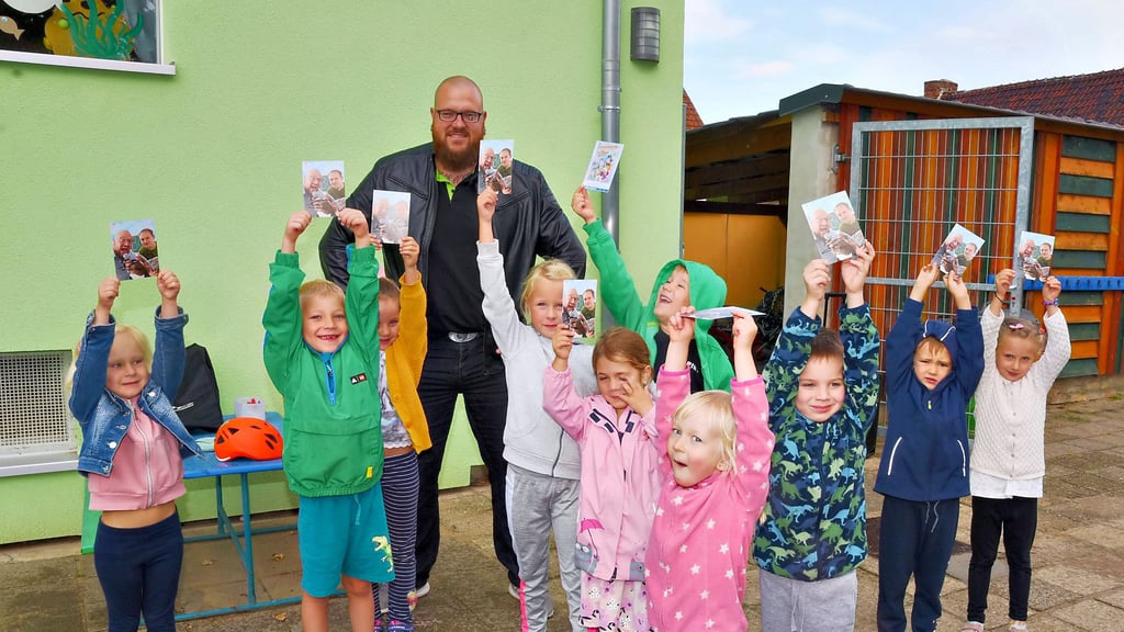„Goitzsche Front“-Sänger Pascal Bock war in der Kita Edderitz zu Gast und erfreute sich am Schildkröten-Mambo der Kinder.