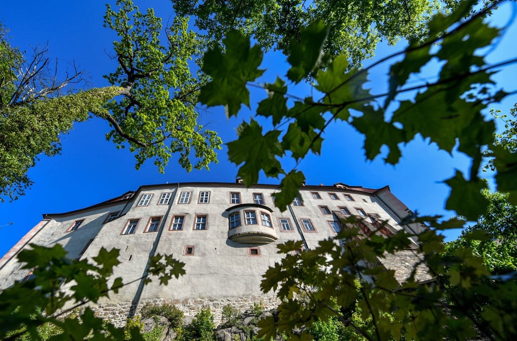 Blauer Himmel strahlt über dem Schloss Wolkenburg hoch über der Zwickauer Mulde.