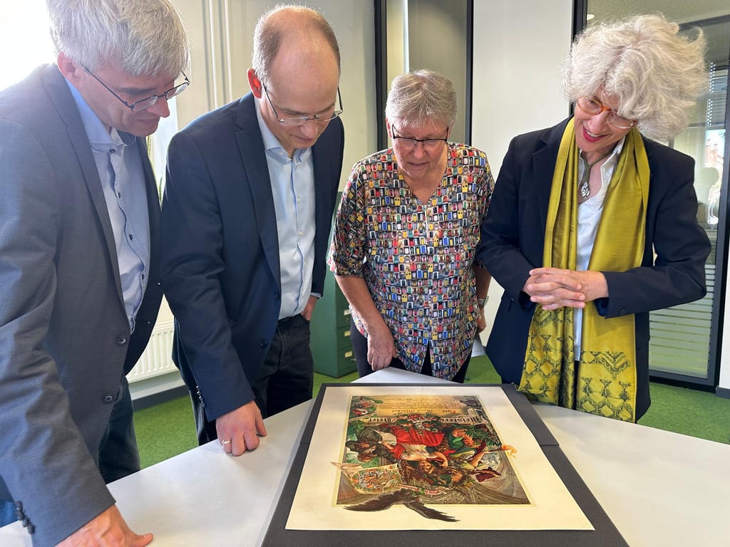 Bewunderten am Dienstag (5. September 2023) die restaurierten Archivstücke im Stadtarchiv (von links): Pate und Landtagsmitglied Olaf Meister, Stadtarchivar Christoph Volkmar, Sabine Schaller vom Förderverein und Patin Manuela Schwartz, Rektorin der Hochschule Magdeburg-Stendal .
