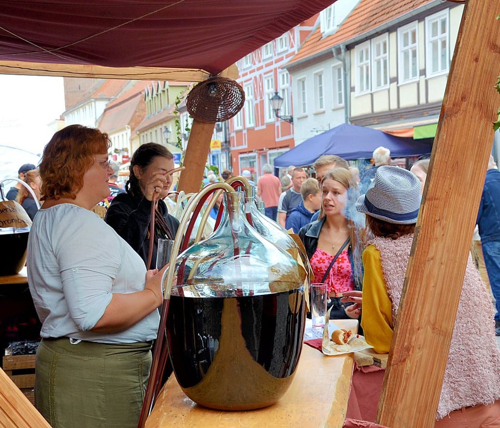 Wer beim Burgfest in Tangermünde mit einem Stand dabei ist, zahlt dafür eine Gebühr nach Satzung.