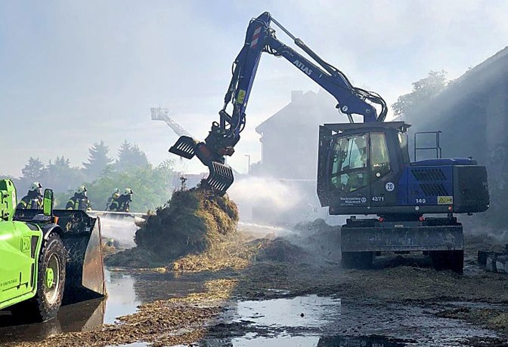Mit Radlader und Bagger unterstützte das THW in Elsnigk die Feuerwehr.