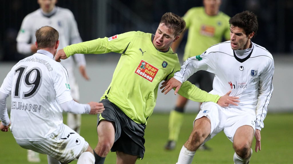 Ein Testspiel des 1. FC Magdeburg gegen Erzgebirge Aue im Jahr 2011: Aues Kevin Stephan gegen die Magdeburger Stephan Neumann (l.) und Patrick Henkel.