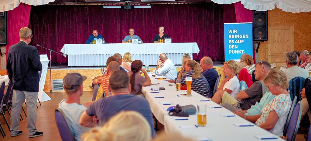 Im Festzelt der Kombüse unterm Leuchtturm in Gerwisch fanden sich etwa 50 Teilnehmer aus den Ortschaften der Einheitsgemeinde Biederitz zum Wahlforum der Volksstimme ein.