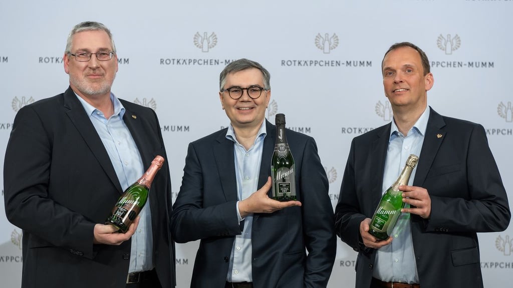 Bei der Bilanzvorstellung 2021 waren Produktionschef Mike Eberle (rechts), Firmenchef Christof Queisser (Mitte) und Finanzchef Frank Albers noch in guter Stimmung. Eberle hatte in der Pandemie die Produktion stets gesichert.