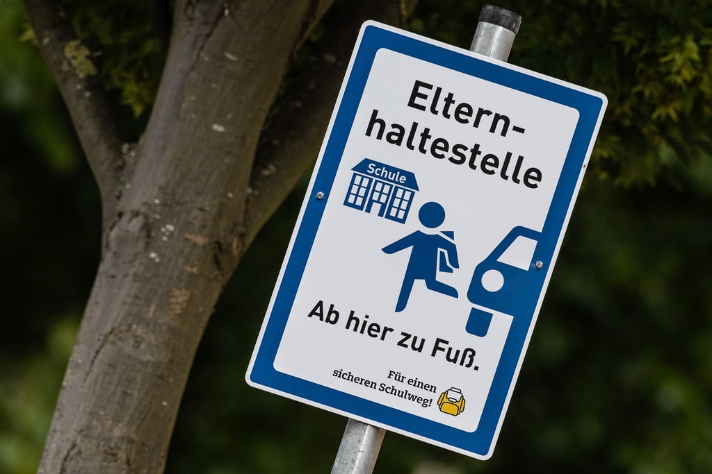 Ein Schild "Elternhaltestelle" steht an der Martin-Luther-Grundschule.
