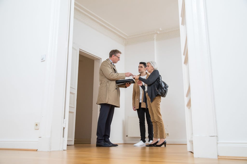 So klappt's mit dem Mietvertrag: Wer sich gut auf eine Wohnungsbesichtigung vorbereitet, kann unter Umständen seine Chancen steigern.