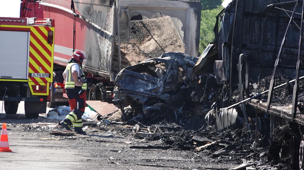 Drei Menschen starben am 12. Juli 2022 auf der A2 bei Burg, Richtung Magdeburg, nachdem ein Lkw auf ein Stauende gefahren war.