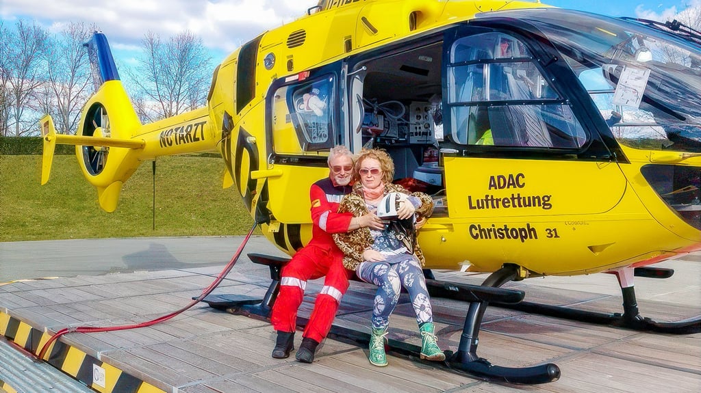 Wolfgang Wachs mit seiner Frau Gabriele Just am Rettungshubschrauber, mit dem er jahrelang zu Einsätzen geflogen ist.