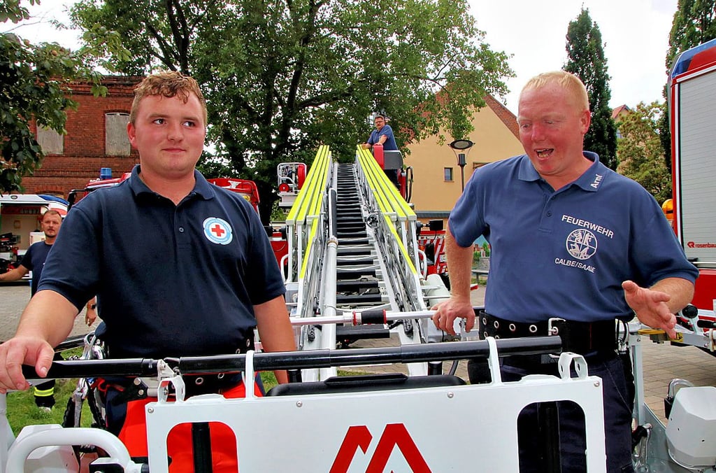 Max Kroll und Arnold Grauke (r.) auf der Drehleiter am Sonnabend auf dem Kirchplatz.