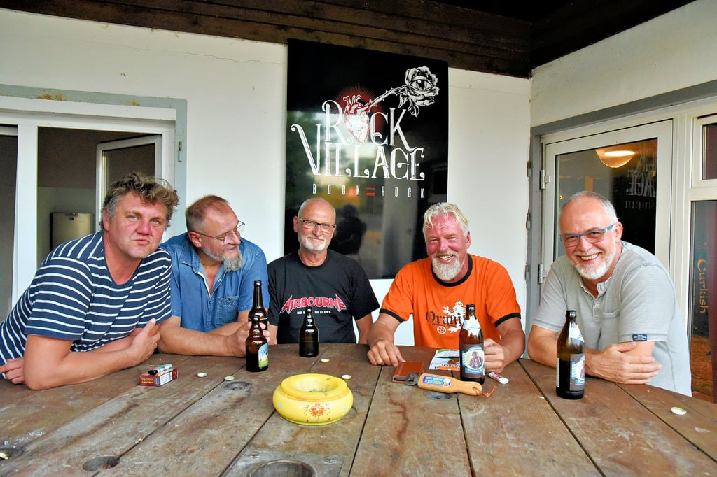 Zu was so eine alte Kabeltrommel doch gut sein kann. Die Rosenburger Band Rock Village während einer Probenpause am „Tisch“. Von links Christian Malecki (dr), Siegbert Reuter (voc), Werner Lenke (g), Willem Janssen van Doorn (bg) und Lutz Kersten (g).