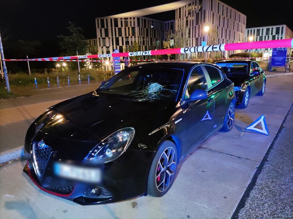 Der Unfallwagen steht an der abgesperrten Unfallstelle am Hauptbahnhof Potsdam.