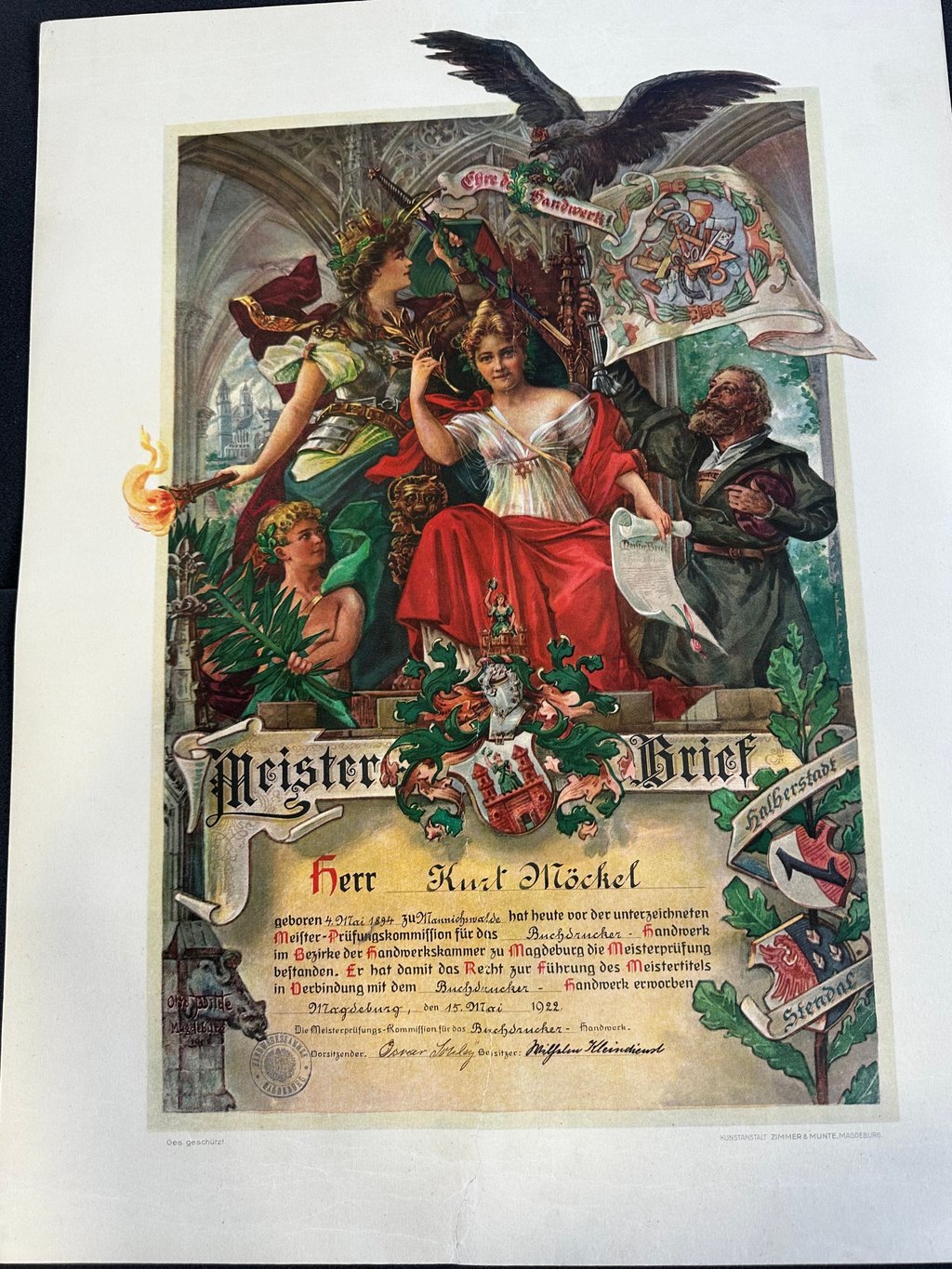 Die restaurierte Meisterurkundefür den Magdeburger Buchdruckermeister Kurt Möckel aus dem Jahr 1922.