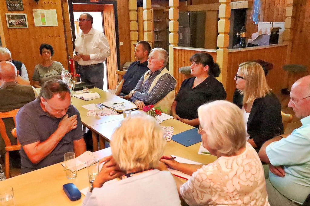 Dirk Albrecht (2.v.l.), Christin Beyer-Kögel (r.), Cathèrine Kayser (2.v.r.) und Daniel Kirchner (4.v.r.) mit Moderator Heiko Roeder im Podium der Kandidatenrunde in der Dorfscheune in Sotterhausen. Hier stellten sich am Montagnachmittag die Bewerber um das Allstedter Bürgermeisteramt vor.