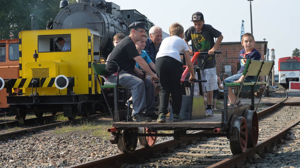 Der Eisenbahnclub öffnet seine Türen. Wer möchte, der kann das Gelände per Muskelkraft mittels Handhebeldraisine erkunden.