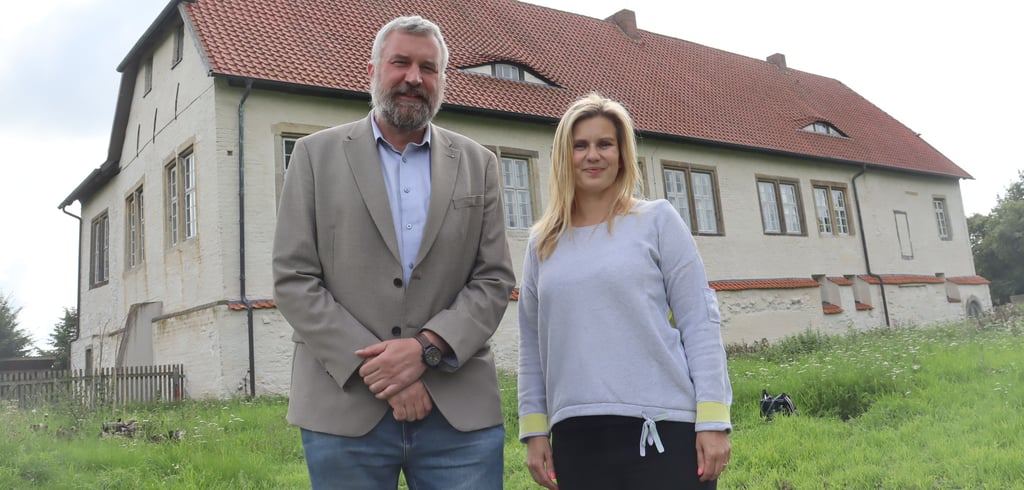 Christian Karl Frey vom Museum Burg Brome und Juliane Ruttkowski vom Regionalmanagement der Biosphärenreservatsverwaltung in Oebisfelde freuen sich auf das Drömlingsfest 3.0 in Brome. Es findet vom 8. bis 10. September rund um die dortige Burg statt.