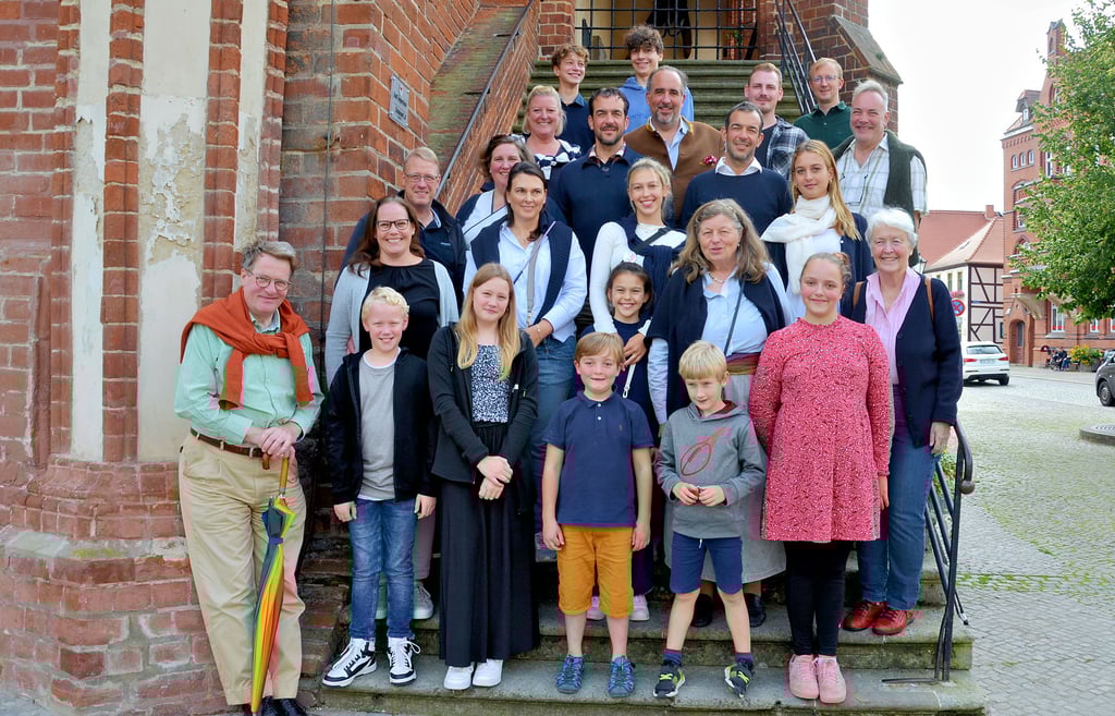 Mehrere Generationen der Familie von Buch auf der Treppe des historischen Rathauses von Tangermünde. Für die meisten Mitglieder ist es die erste Begegnung mit der Kaiser- und Hansestadt und auch mit dem Ort Buch, dem Stammhaus ihrer Familie.
