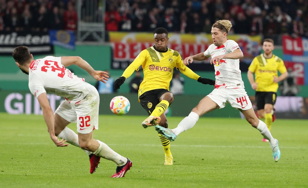 Youssoufa Moukoko im Duell mit RB-Routinier Kevin Kampl (r.).