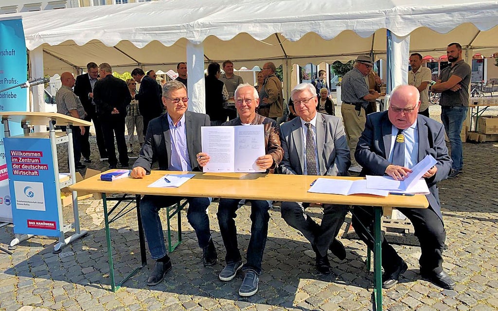 2020 wurde der „Masterplan Handwerk“ beim Brunnenfest auf dem Marktplatz Dessau unterschrieben von Dirk Neumann (Handwerkskammer Halle), Kreishandwerksmeister Karl Krökel, Oberbürgermeister Peter Kuras und dem stellvertretenden Kreishandwerksmeister Lothar Bebber (v.l.n.r.).
