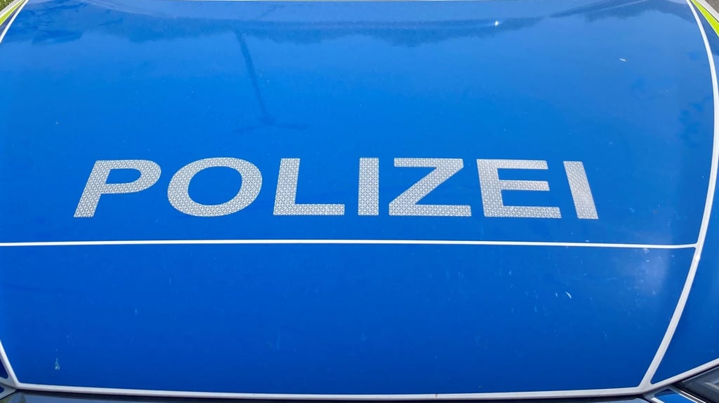 Polizei: Auto fährt in Magdeburg auf Gleisbett: Berufsverkehr