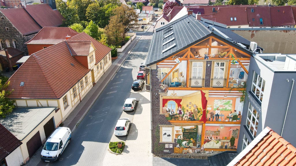 Die sanierte Villa Krocker in der Burger Bruchstraße mit dem markanten Giebel zur Geschichte Burgs.