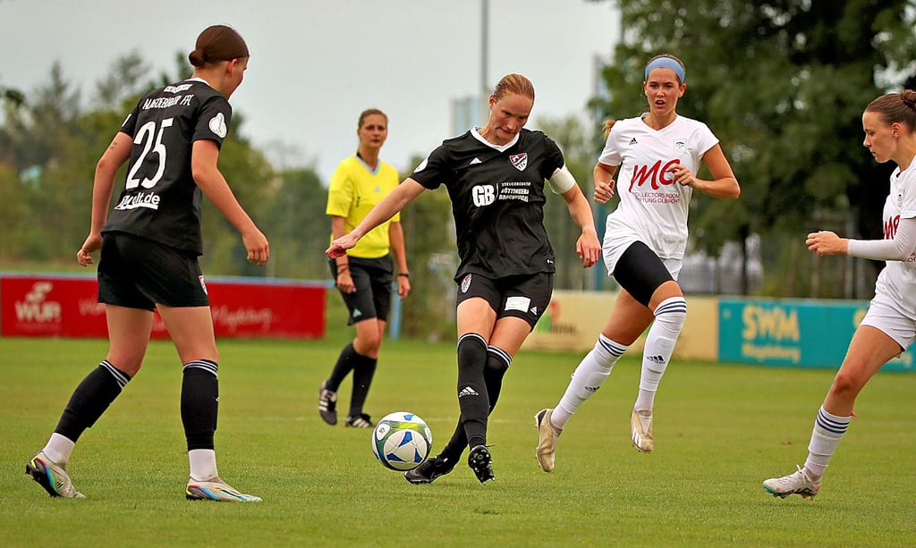 Mit vier Punkten aus den ersten drei Regionalliga-Partien ist MFFC-Kapitänin Caroline Hildebrand (M.) nicht zufrieden.